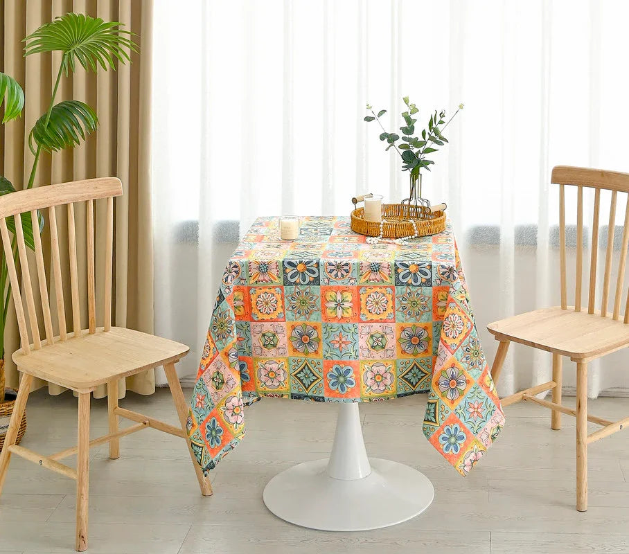TOALHA DE MESA ANTI-NÓDOA COM ESTAMPA DE FLORES VARIADAS QUADRADA - BOD HOME