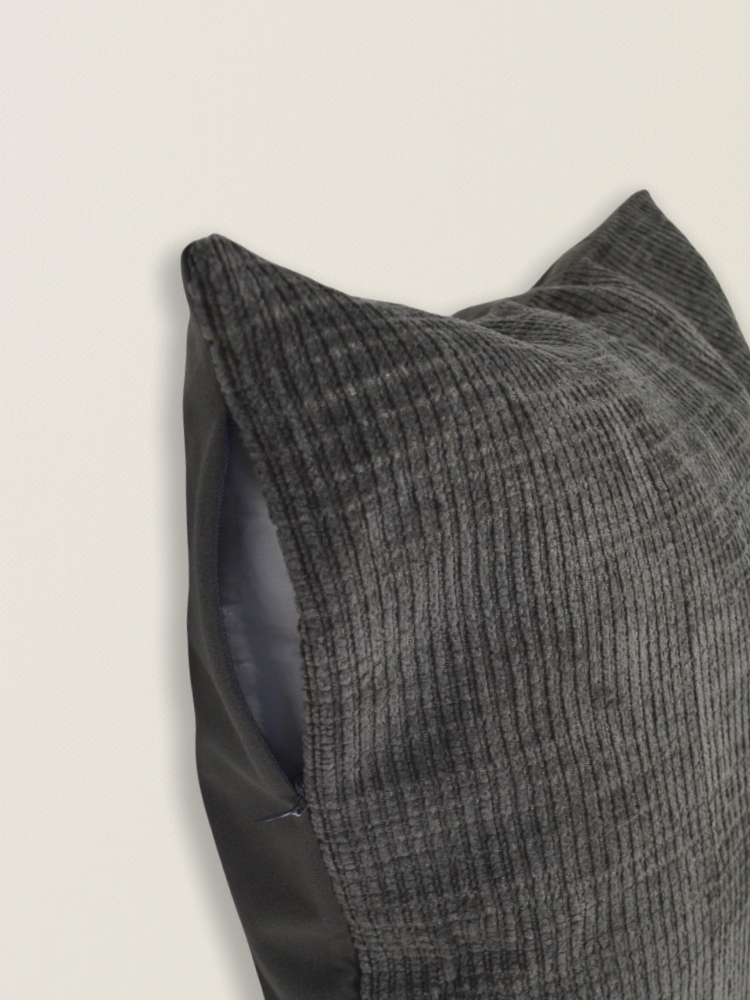 Funda de cojín de chenilla color gris oscuro. Tamaño aproximado: 45*45 cm