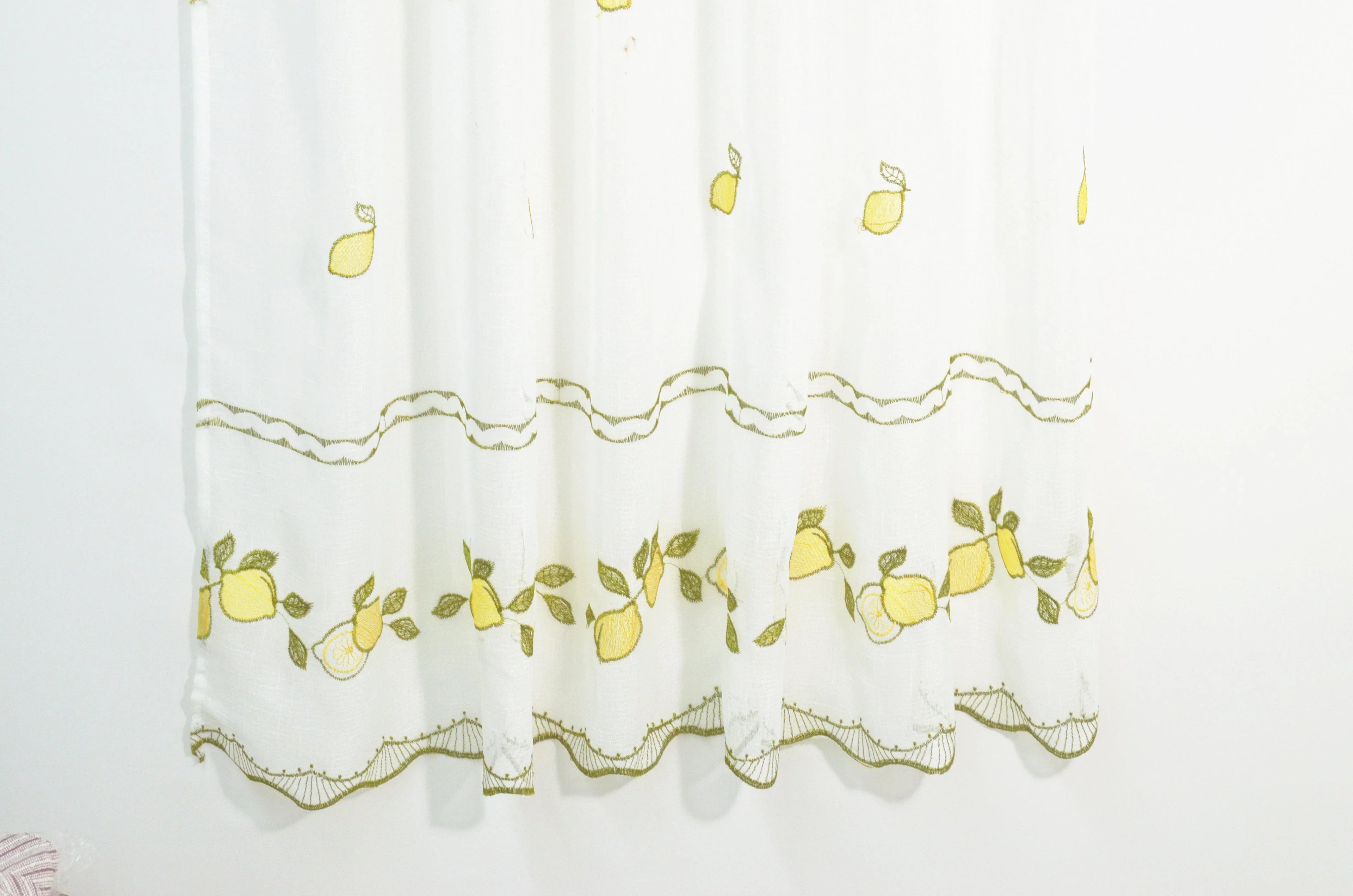 Par de Cortinas de Cozinha Bordadas Vinhedo - BOD HOME