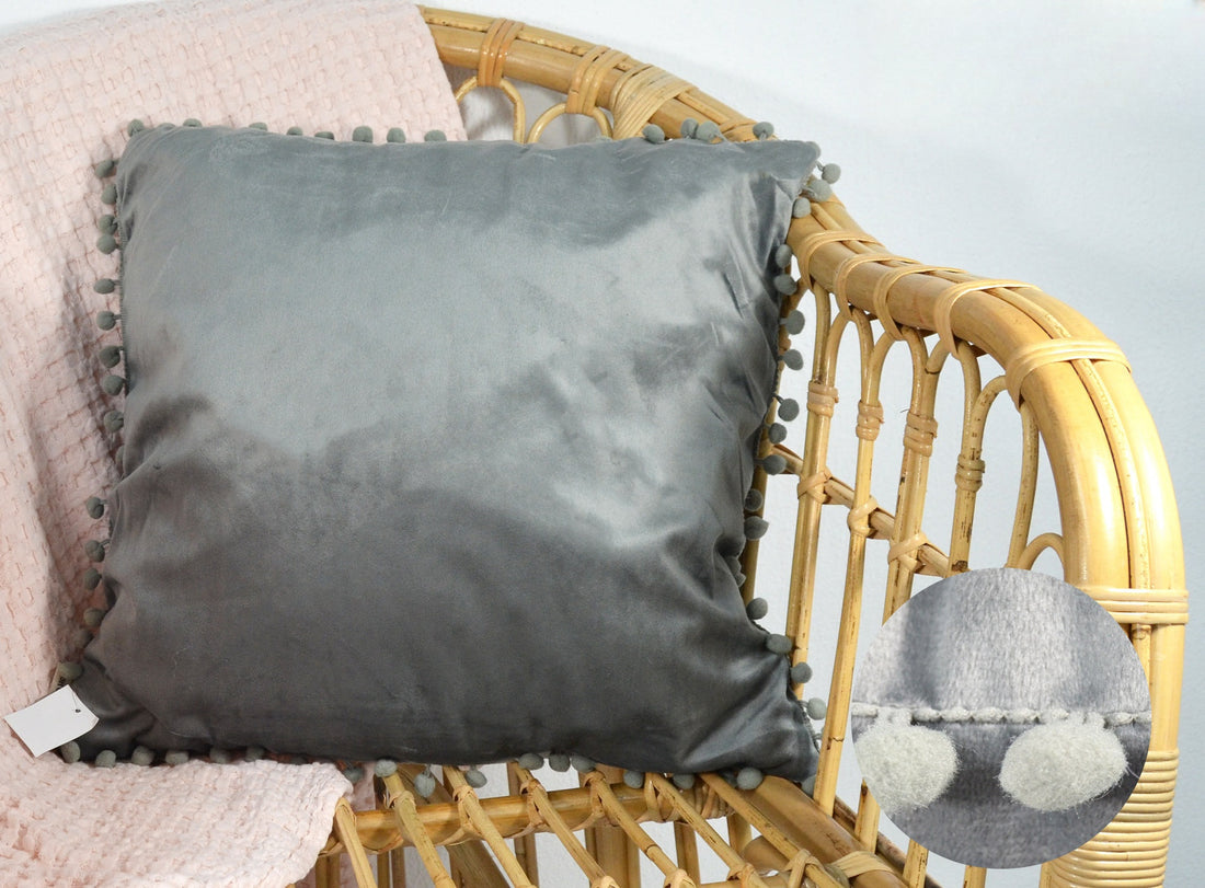 Cojín Liso Borde Bola Plata 45*45cm
