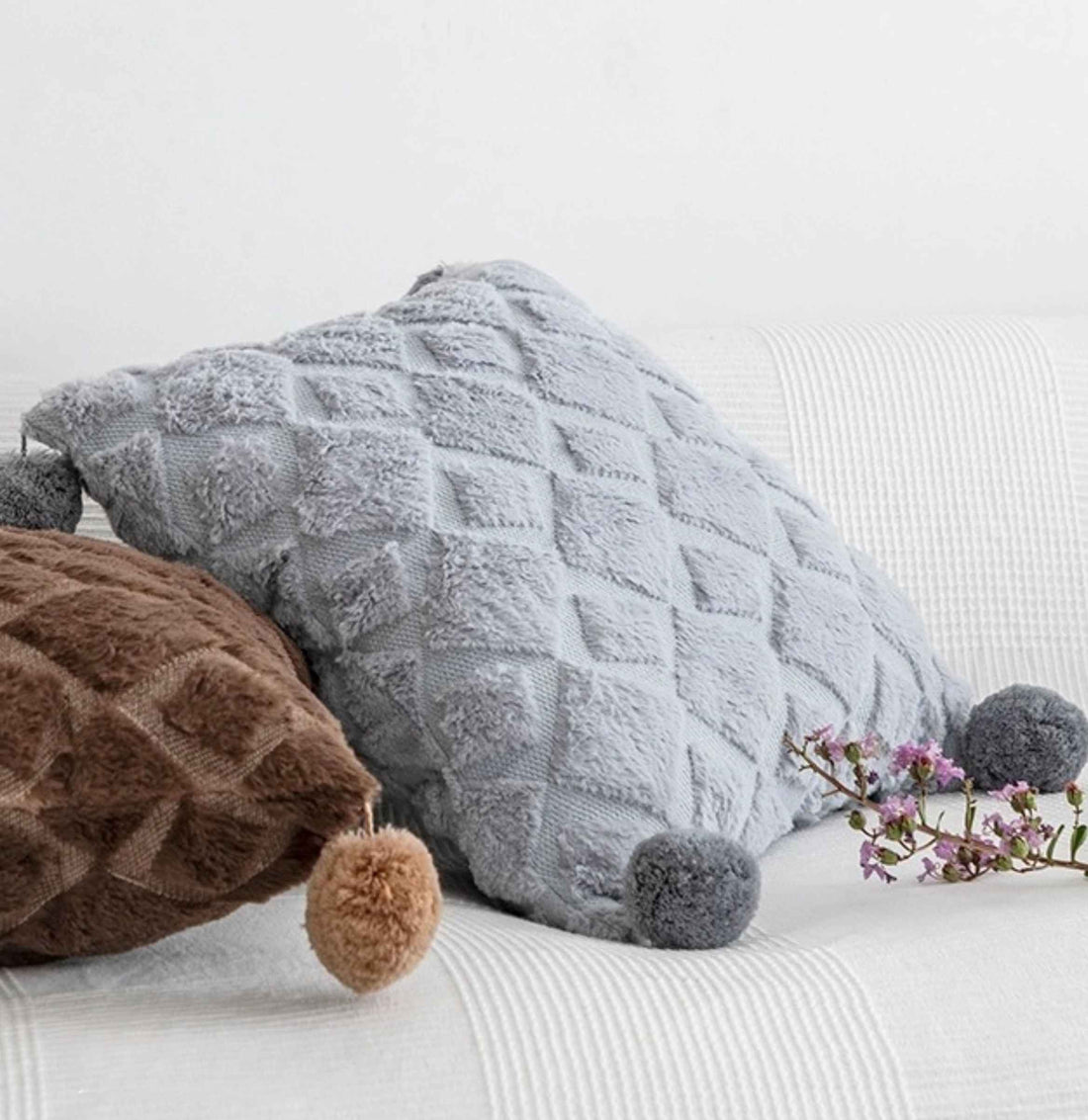 Cojín Pompones Blanco Gris 45*45cm