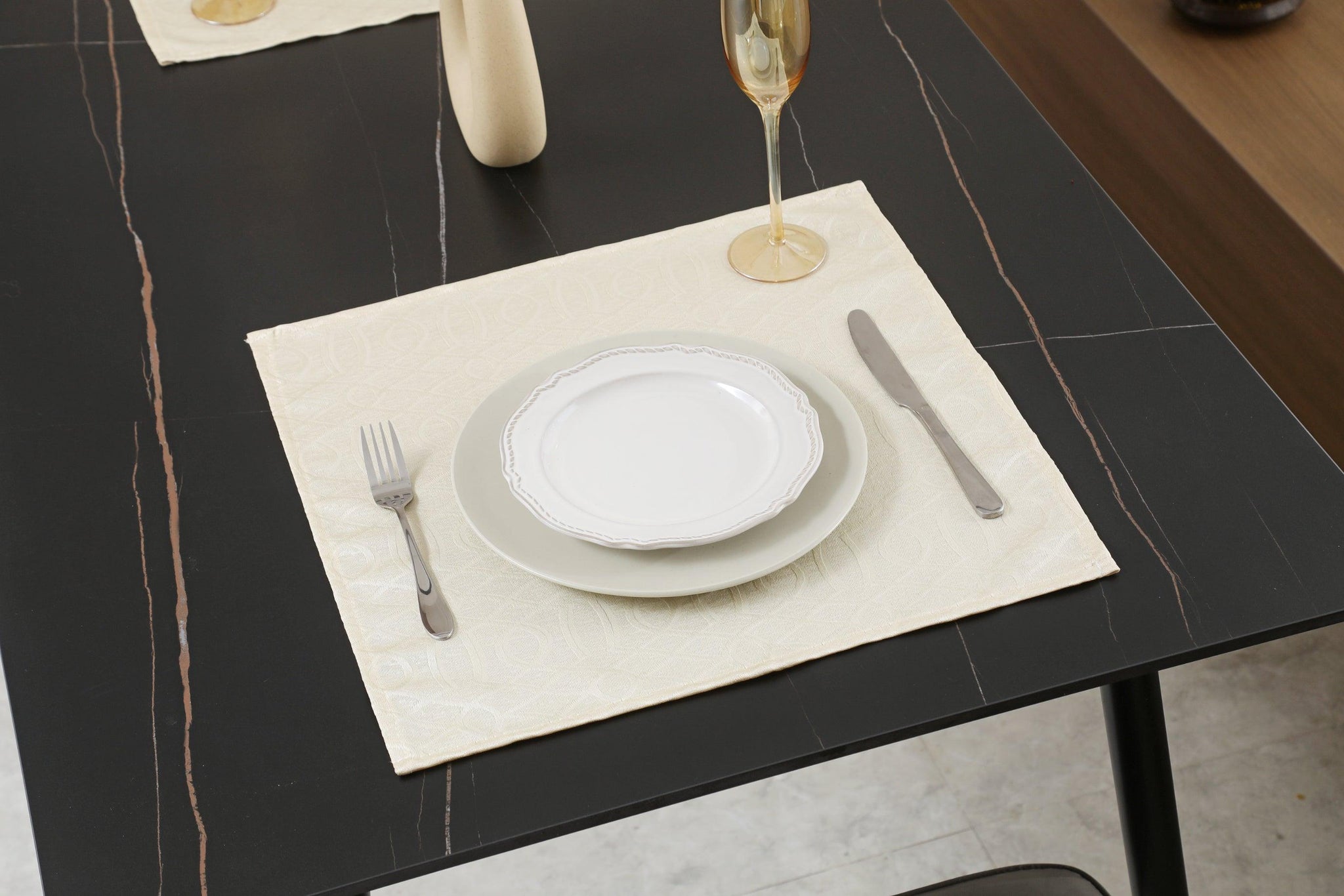 Toalha de mesa com linhas cruzadas bege - BOD HOME